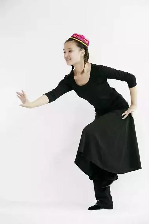 新疆舞蹈入门基本动作的相关图片